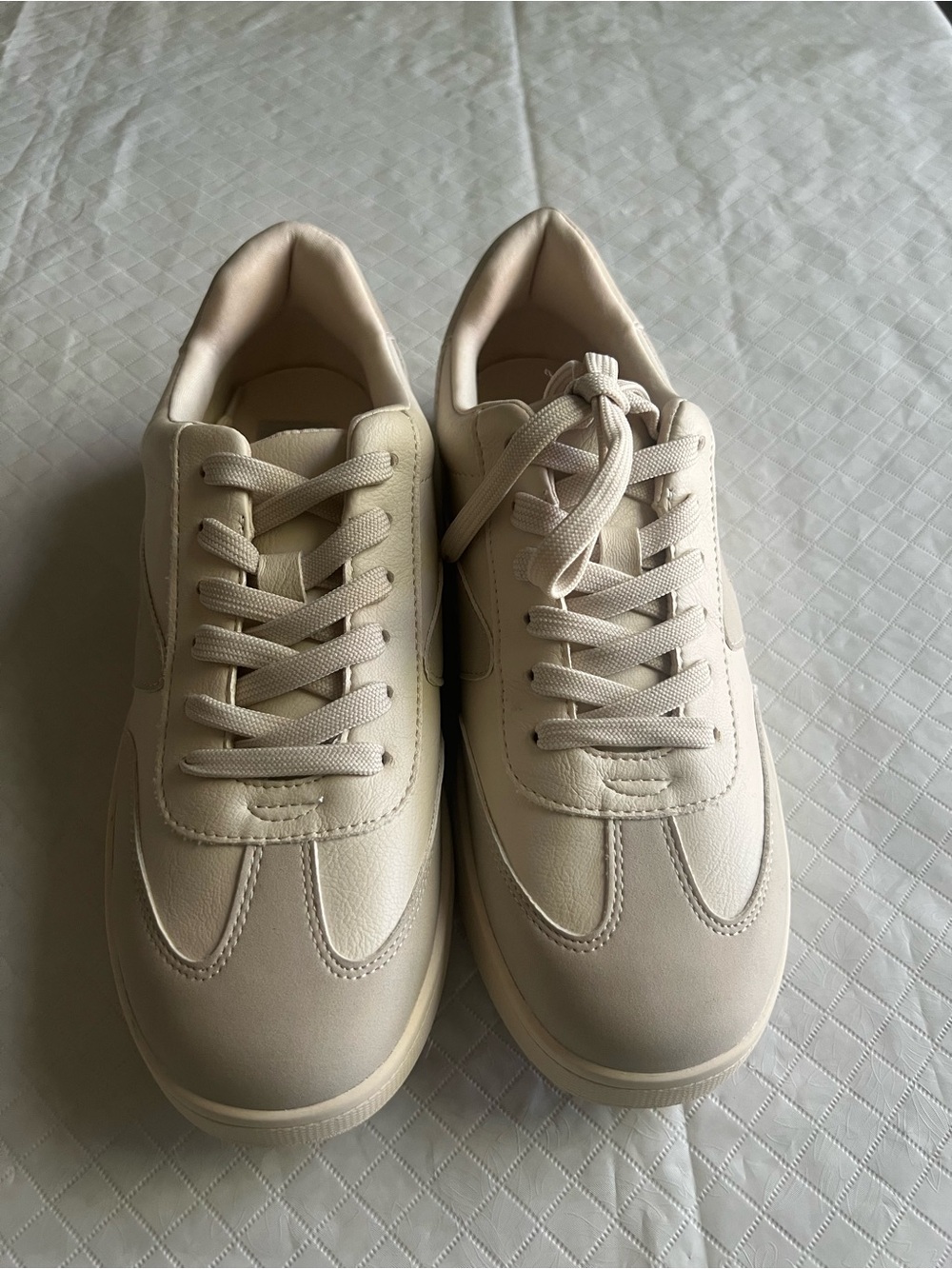 Dolce Vita Women's Cream Lace-Up Athletic Sneakers